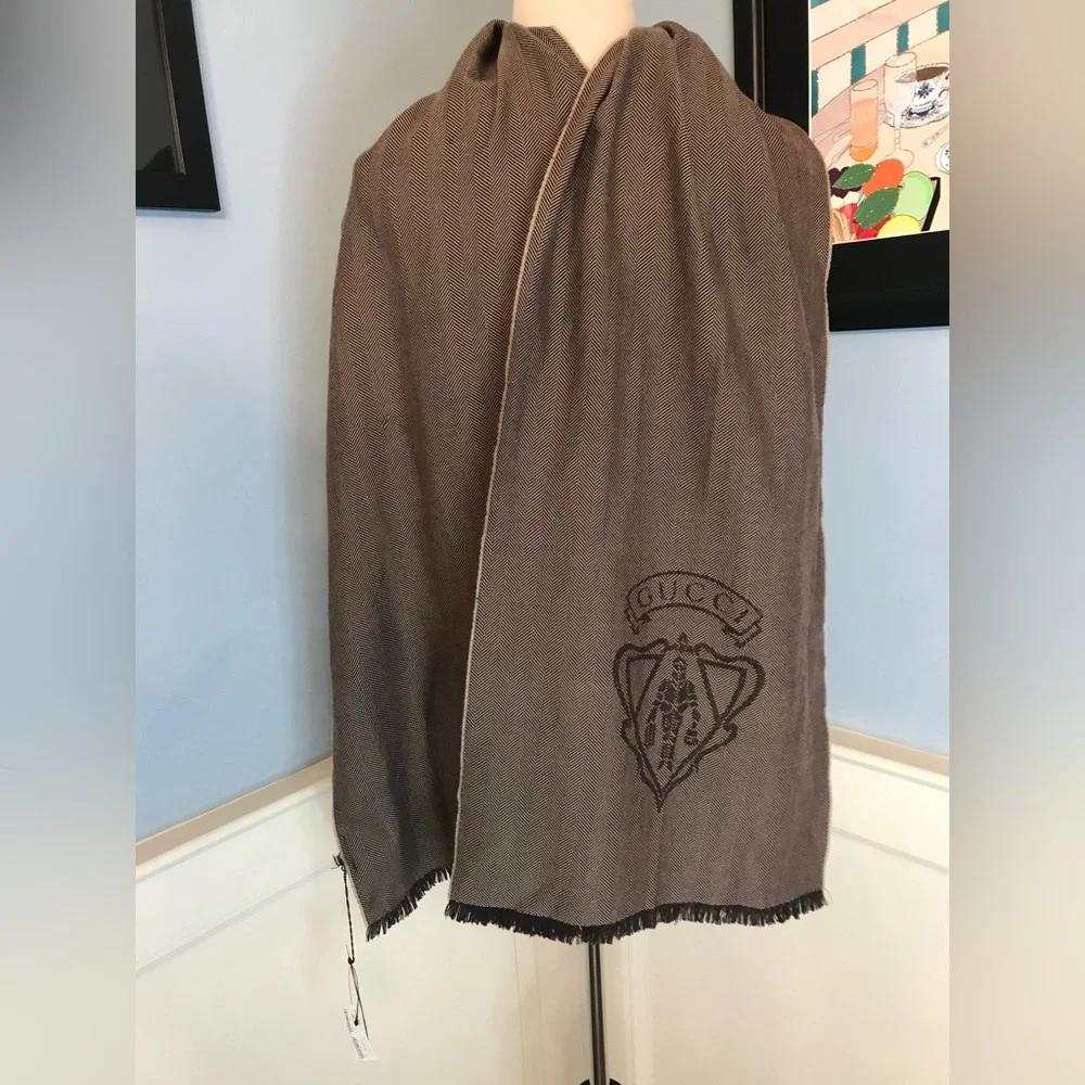 (with flaws) PLEASE SEE PHOTOS FOR FLAWS New Gucci 344993Wool Logo Scarf